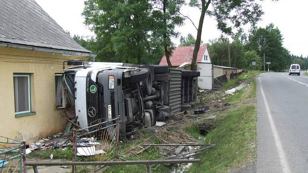 Přestože je domek rodiny Kolářovy značně poničen, nikomu se nic nestalo. Paní domu se včera po půlnoci probudila s hrůzou. Nedaleko hlavy jí přistál kamion.