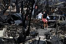 Oheň v ulicích Lahainy: Do havajského města se po požáru vrací obyvatelé, nachází zkázu. Pokračuje pátrání po pohřešovaných