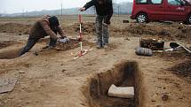 Pracovníci Muzea regionu Valašsko při archeologickém průzkumu v roce 2019. V průmyslové zóně v lešenské místní části Lhotka nad Bečvou objevili část sídliště z konce doby kamenné.