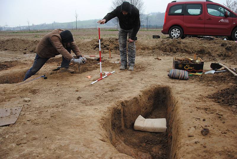 Pracovníci Muzea regionu Valašsko při archeologickém průzkumu v roce 2019. V průmyslové zóně v lešenské místní části Lhotka nad Bečvou objevili část sídliště z konce doby kamenné.