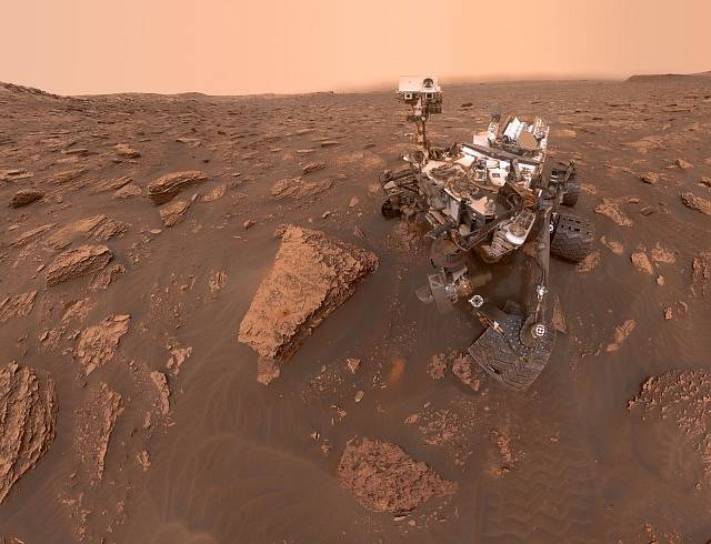 Sonda Curiosity na povrchu Marsu