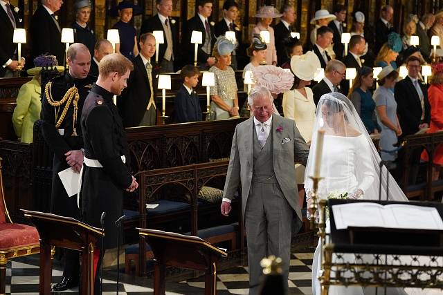 Princ Charles doprovází Meghan k oltáři