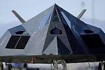 Pohled zblízka. Letadlo F-117A využívá stealth technologii. Laicky řečeno, je neviditelné pro většinu radarů. Právě kvůli požadavku malého radarového odrazu má netypické hrany.