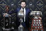 Hokejový útočník Nikita Kučerov z Tampy Bay se získanými trofejemi na vyhlášení cen NHL. Zleva Ted Lindsay Award (pro nejužitečnějšího hráče podle Hráčské asociace NHLPA, Hart Memorial Trophy (pro nejužitečnějšího hráče podle novinářů) a Art Ross Trophy (