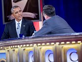 Americký prezident Barack Obama si v pondělí krátce vyměnil židli se satirikem Stephenem Colbertem v televizním pořadu The Colbert Report.