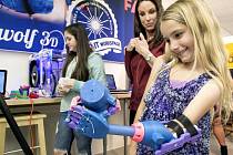 Sedmiletá Američanka Faith Lennoxová získala robotickou ruku z 3D tiskárny. 