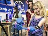 Sedmiletá Američanka Faith Lennoxová získala robotickou ruku z 3D tiskárny. 