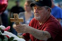 Muž během vzpomínkové akce na uctění obětí lodního neštěstí v Missouri