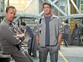 Filmu dodává milý šmrnc dvojice Sylvester Stallone a Arnold Schwarzenegger, kteří si svůj vězeňský duet Plán útěku užili s příkladným nadhledem.
