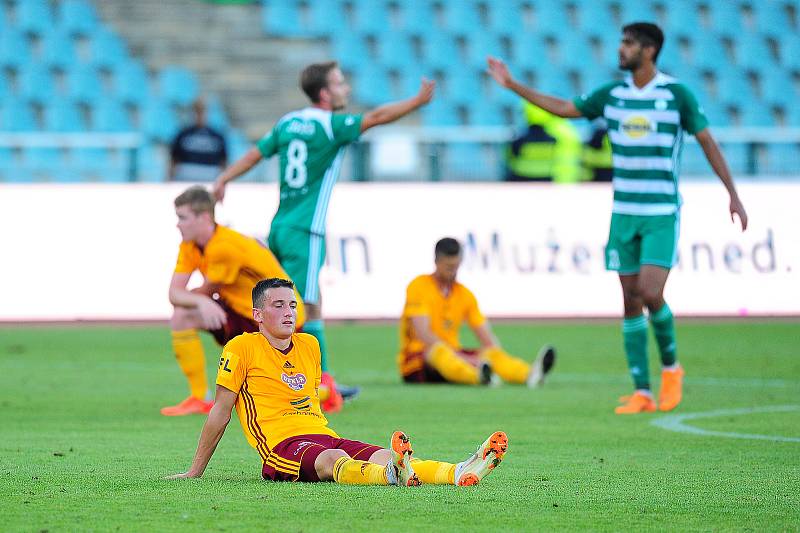 Fotbalové utkání Fortuna ligy mezi celky FK Dukla Praha  a Bohemians Praha 1905 6. srpna v Praze. Dole smutný Michal Bezpalec, vzadu se radují Jan Záviška a Yusuf.