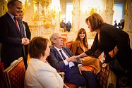 Ministryně financí Alena Schillerová (vpravo) gratuluje 10. října 2019 na Pražském hradě prezidentu Miloši Zemanovi k 75. narozeninám. Přihlížejí Zemanova manželka Ivana (vlevo) a dcera Kateřina (v pozadí)