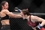 Lucie Pudilová (vpravo) během utkání UFC v Praze