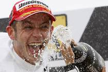 Valentino Rossi slaví vítězství ve Velké ceně Japonska, které mu přineslo osmý titul mistra světa.