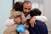 Avihai Brodetz objímá své děti poté, co je propustilo teroristické hnutí Hamás během výměnné operace rukojmích.