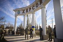 Ukrajinský prezident Volodymyr Zelenskyj přijel 14. listopadu 2022 do Chersonu na jihu země, odkud se před několika dny stáhla ruská vojska. Na snímku Zelenskyj (uprostřed vpravo) vyznamenává vojáky