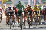 Slovenský cyklista Peter Sagan (uprostřed v zeleném dresu) vyhrál ve spurtu 5. etapu a na Tour de France slaví již 12. vavřín v kariéře.