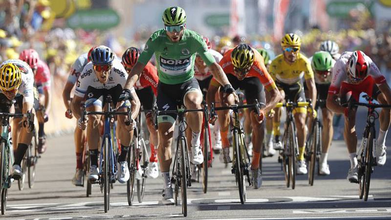 Slovenský cyklista Peter Sagan (uprostřed v zeleném dresu) vyhrál ve spurtu 5. etapu a na Tour de France slaví již 12. vavřín v kariéře.