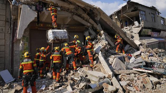 Záchranáři prohledávají trosky budov zřícené při zemětřesení v tureckém městě Hatay, 11. února 2023
