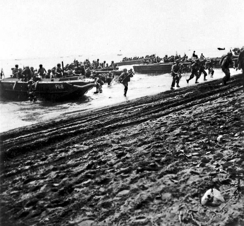 Američtí námořníci se vyloďují na Guadalcanalu dne 7. srpna 1942