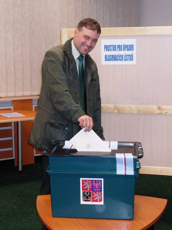 Svůj hlas do volební urny hodil už i jeden z obyvatel co do počtu voličů nejmenšího okrsku na jihu Moravy, kterým je vojenský újezd Březina, Ladislav Grossmann.