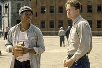 Morgan Freeman a Tim Robbins ve filmu Vykoupení z věznice Shawshank (1994)