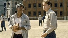 Morgan Freeman a Tim Robbins ve filmu Vykoupení z věznice Shawshank (1994)