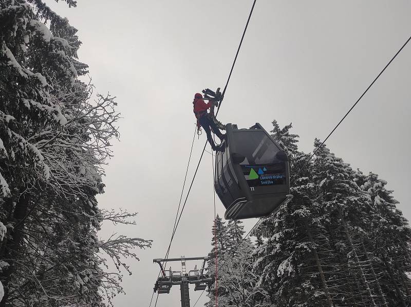Záchrana z lanovky v Peci pod Sněžkou, 21. 11. 2022