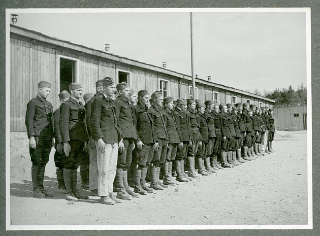 Německá propagační fotografie z nástupu českých vězňů v pracovním táboře v Hradištku, kam byli odesílání ti, kteří se vyhýbali totálnímu nasazení. Lágr se později stal pobočkou koncentračního tábora Flossenbürg.