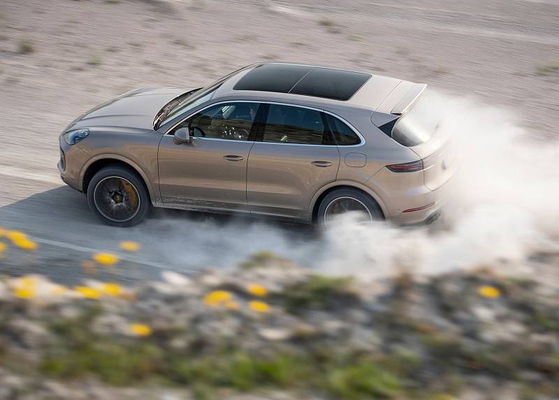 Porsche Cayenne Turbo S E-Hybrid. 0-100 km/h za 3,8 s. Maximální rychlost 295 km/h. Cena: 4 655 000 Kč.