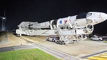 Raketa Falcon 1 při cestě na rampu, odkud vynesla do vesmíru kosmickou loď Crew Dragon při misi Crew-1.