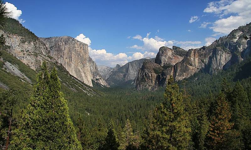 Národní park Yosemite v americkém pohoří Sierra Nevada. Ve stejném parku se nacházela i stezka, na níž zemřela tříčlenná rodina. Výletníci podcenili počasí, na túru si nevzali dostatek vody.