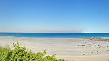 Australská Cable Beach je známá nejen průzračnou vodou, ale také procházkami na velbloudech.