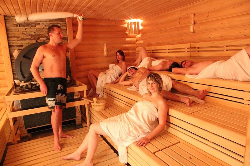 Saunové rituály prospívají zdraví, jsou více než příjemné a svou zábavnou formou jistě nadchnou i ty, kteří zatím saunování nepodlehli.