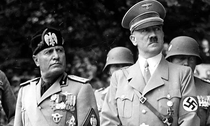 Mussolini při setkání s Hitlerem