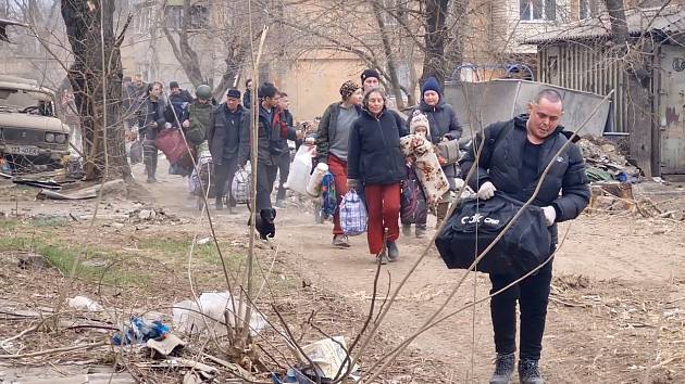 Civilisté opouštějí okupovaná města ruskou armádou. Ilustrační foto.