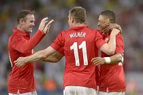 Opora Anglie Wayne Rooney (vlevo) se raduje s Jamesem Milnerem (uprostřed) a Alexem Oxlade-Chamberlainem z gólu proti Brazílii.
