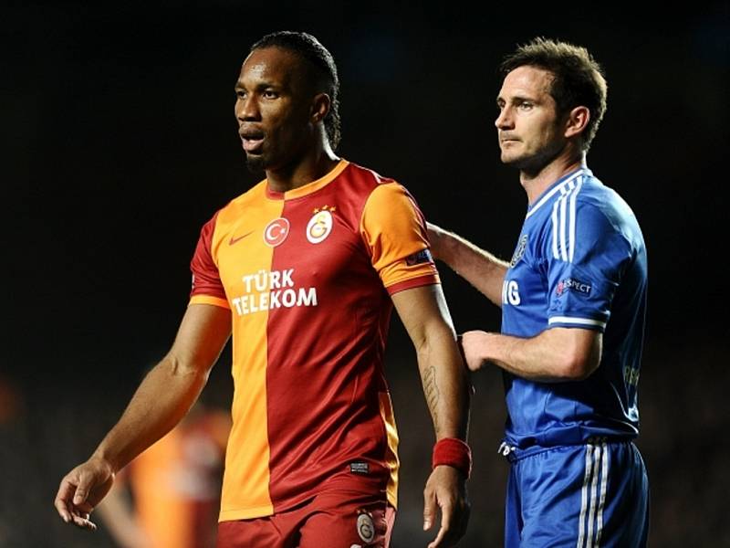 Frank Lampard z Chelsea (vpravo) a Didier Drogba z Galatasaraye.
