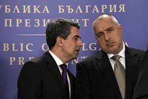 Bulharský prezident Plevneliev (vlevo) s odstupujícím premiérem Borisovem