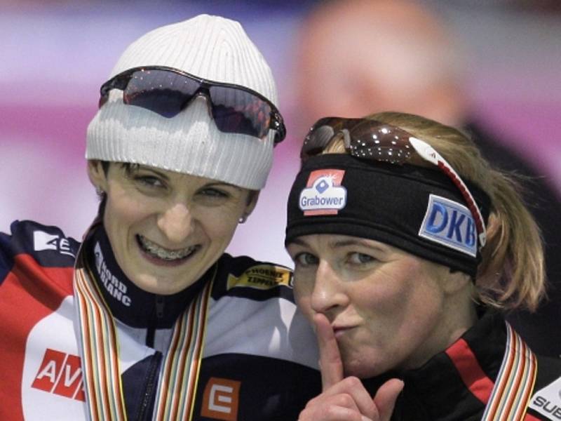 Mistryně světa na pět kilometrů Martina Sáblíková (vlevo) a Claudia Pechsteinová.