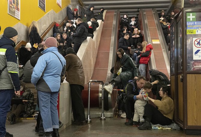 Lidé ukrytí v kyjevském metru během ruského raketového útoku na ukrajinskou metropoli, 10. února 2023