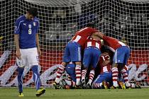 Smutný Vincenzo Iaquinta (vlevo) odchází od hráčů Paraguaye, kteří se radují z gólu Antolína Alcaráze. 