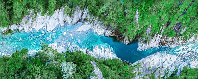Řeka v Alpách; www.danielfranc.art