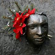 Posmrtná maska na fasádě budovy Filozofické fakulty UK v Praze na Náměstí Jana Palacha