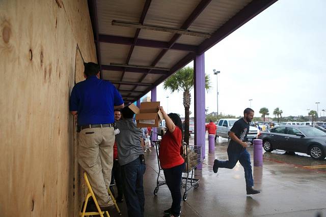 Obchodníci v Galvestonu zabedňují vstupupy před hurikánem.
