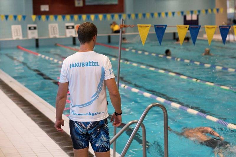 Jakub Běžel učí své klienty plavat v bazénu i na volné vodě