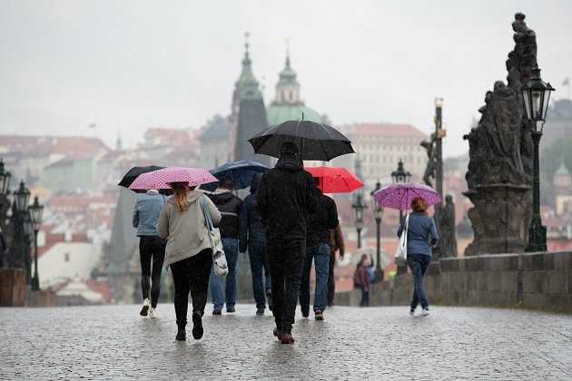 Počet obyvatel Česka klesl o 41 tisíc. Desítky tisíc lidí přesídlily do ciziny