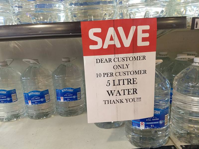 Kapskému městu dochází voda. Zemi sužují nebývalá sucha. Kampaň na šetření vodou.