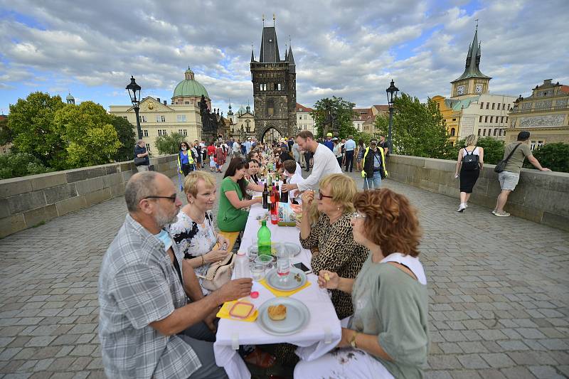 Sousedské slavnosti na Karlově mostě