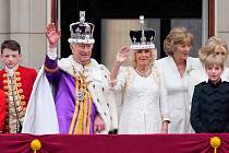 Britský král Karel III. s královnou Camillou zdraví lid z balkonu Buckinghamského paláce