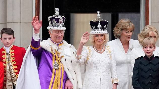 Britský král Karel III. s královnou Camillou zdraví lid z balkonu Buckinghamského paláce.